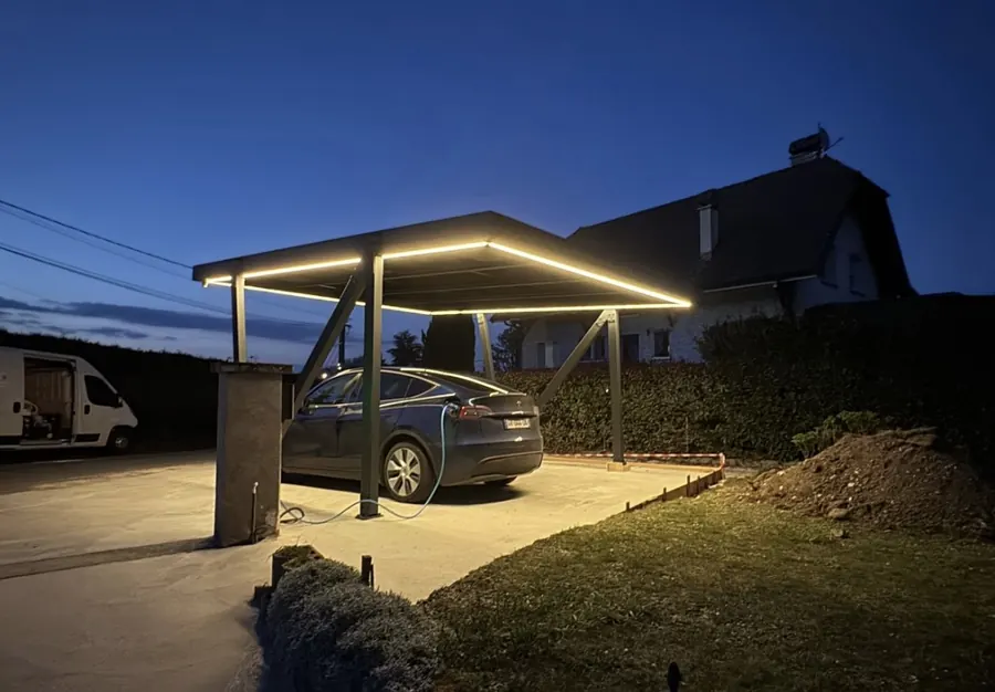 Carport avec éclairage le soir