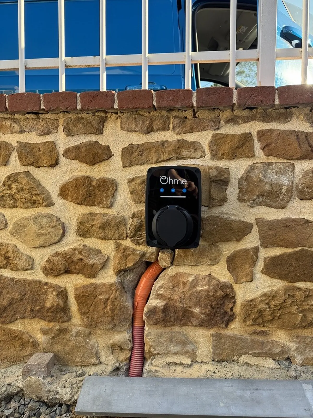 Borne Ohme posée sur un mur en pierre