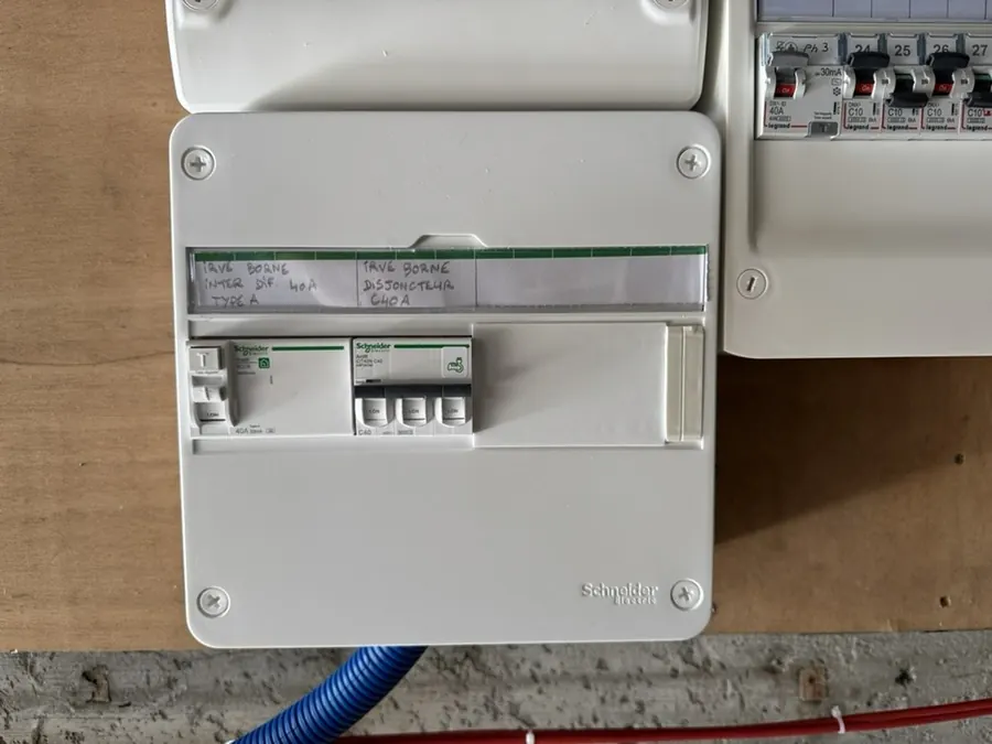 Coffret de protection à côté du tableau existant