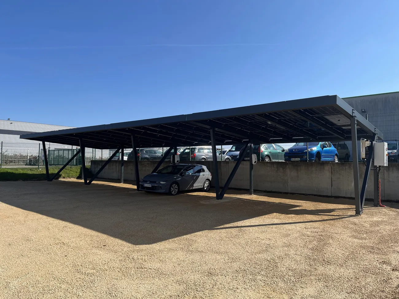 Grande ombrière photovoltaïque sur un parking d’entreprise