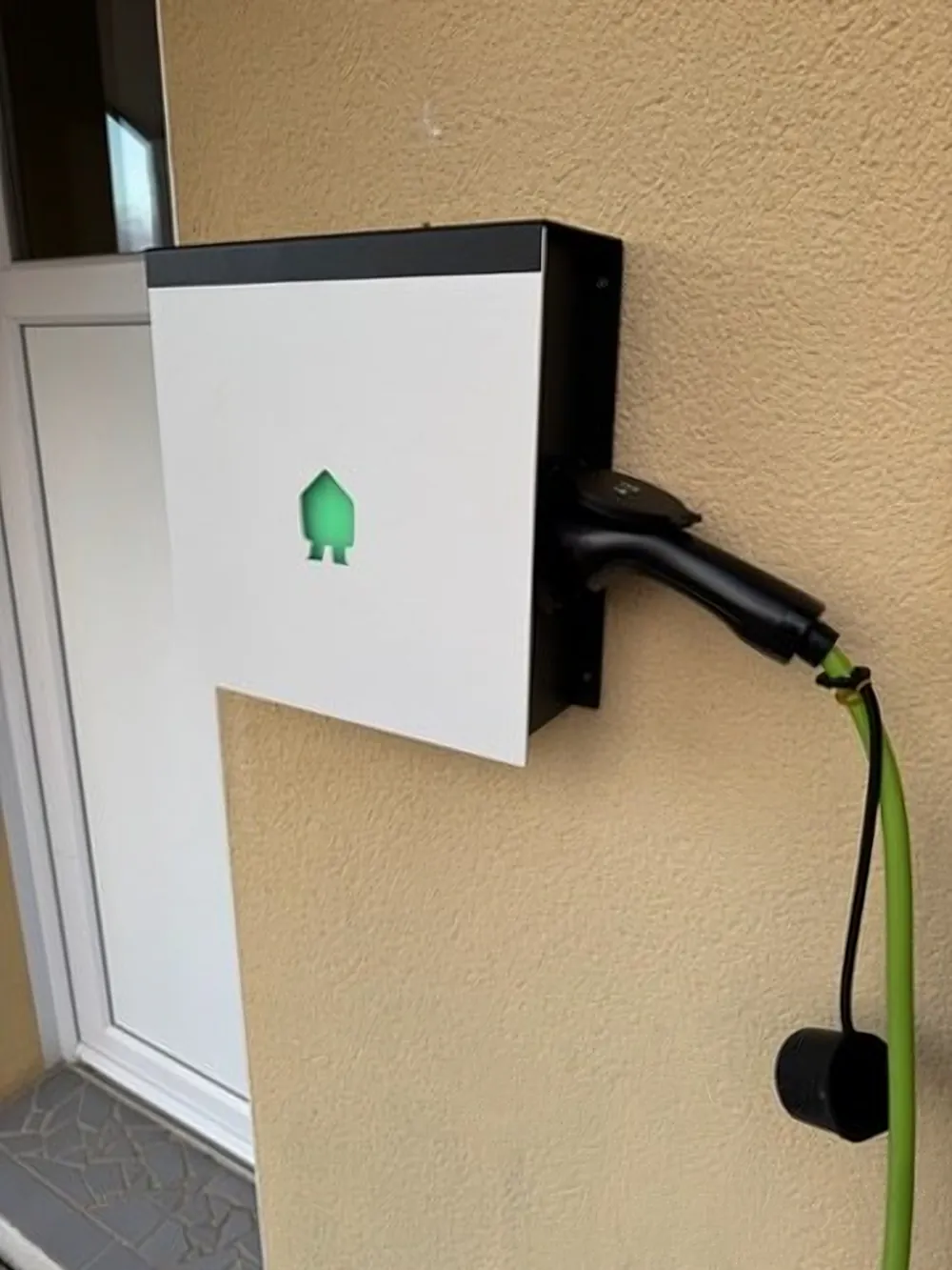 Borne Smappee EV Wall posée en façade