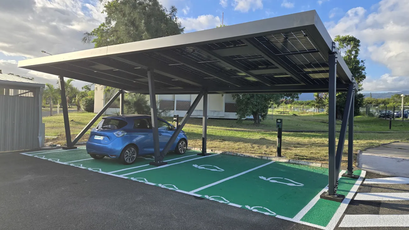 Borne de recharge sous un carport solaire