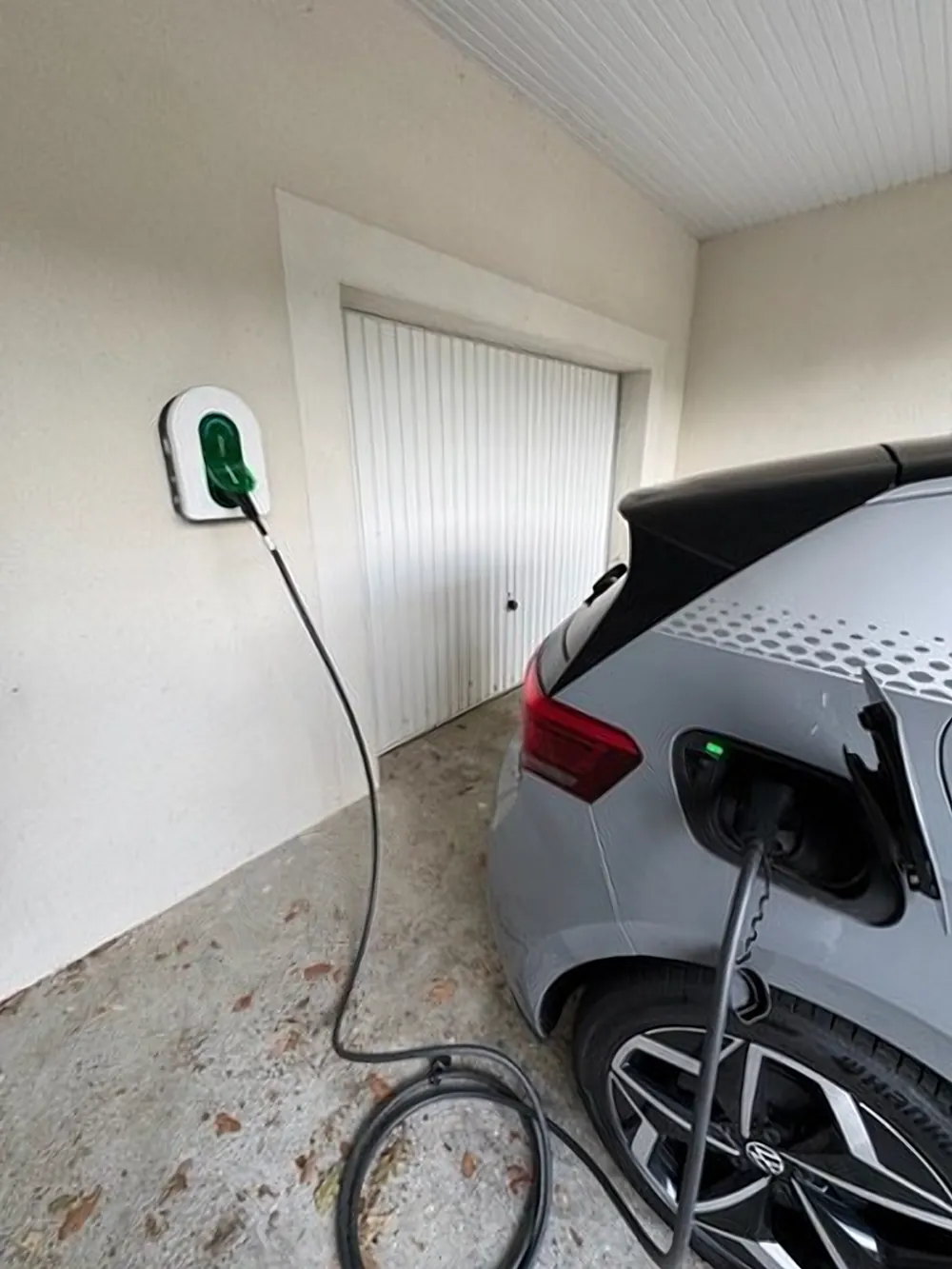 Borne Smappee en garage avec une voiture en charge