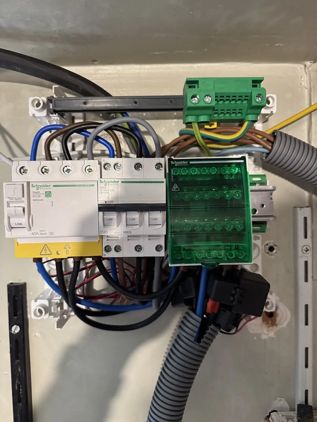 Tableau électrique avec protections Schneider dédiées
