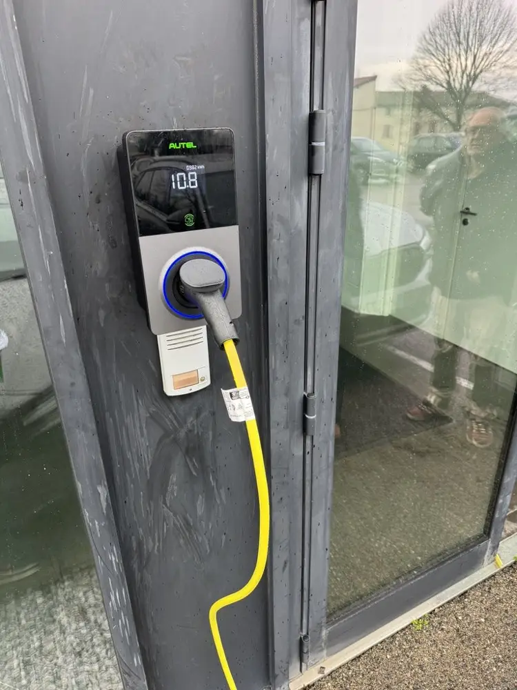 Borne Autel en façade d’un local professionnel