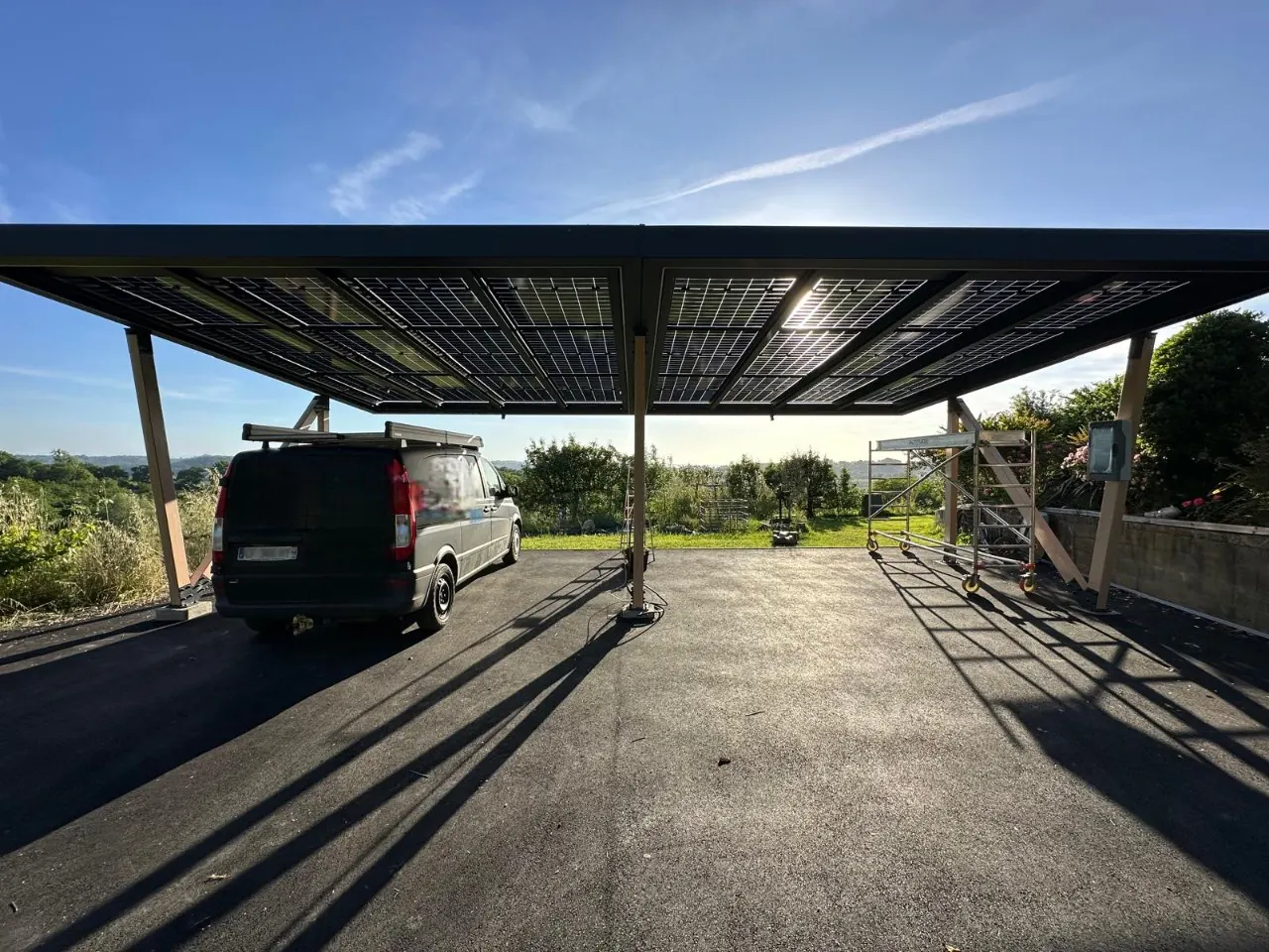 Carport solaire à pieds bois